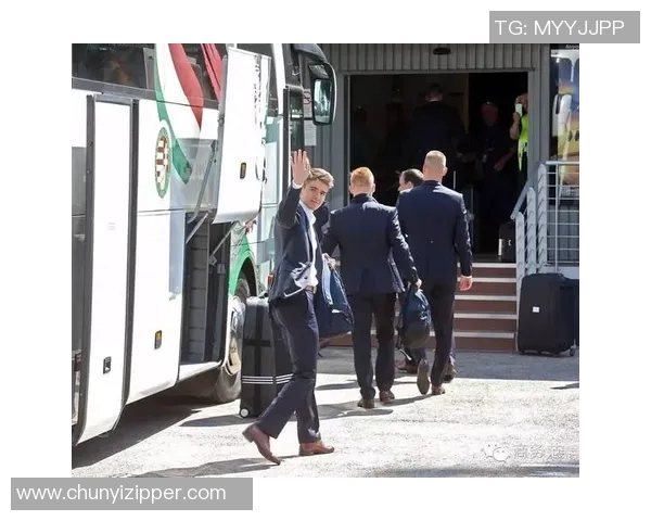 足球明星背双肩包展现时尚魅力与运动精神的完美结合